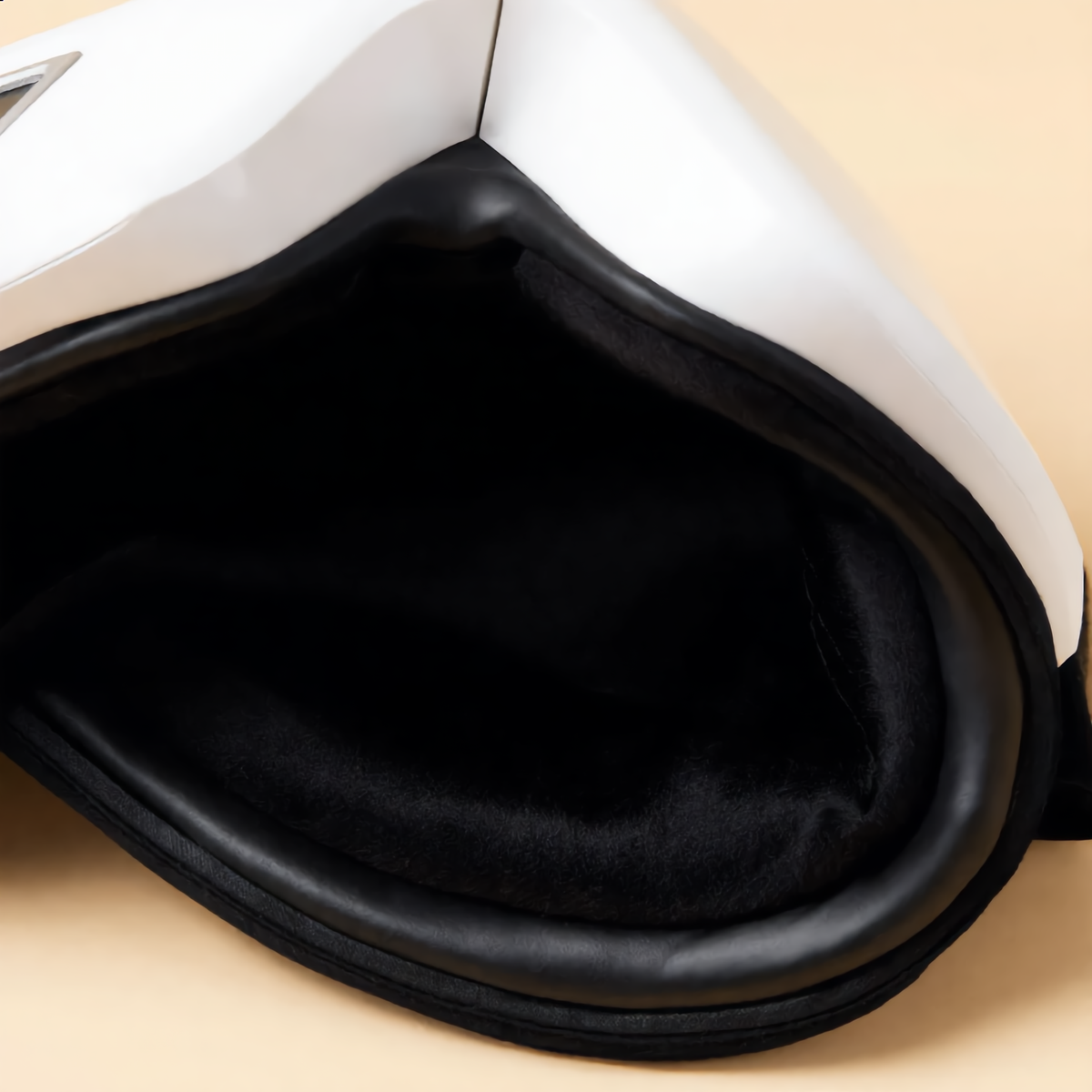 Soft padded inner lining of the eye massager
