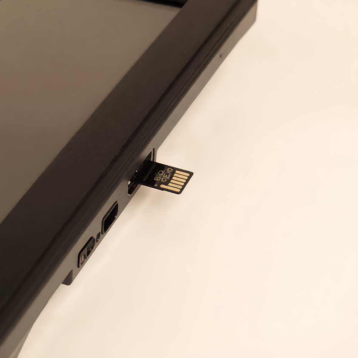 Memory card and USB stick in the side of the photo frame